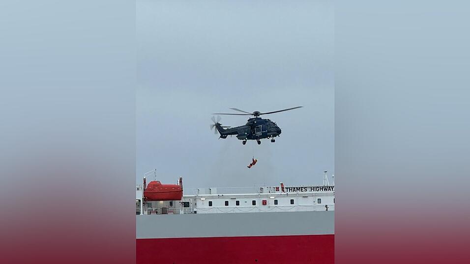 Einsatzkr&auml;fte werden per Helikopter an Land gebracht.