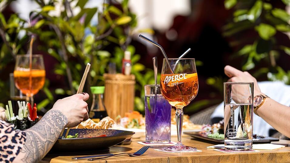 Restaurants und Cafés bekommen die Sparsamkeit auch stark zu spüren. Restaurants und Cafés bekommen die Sparsamkeit auch stark zu spüren.