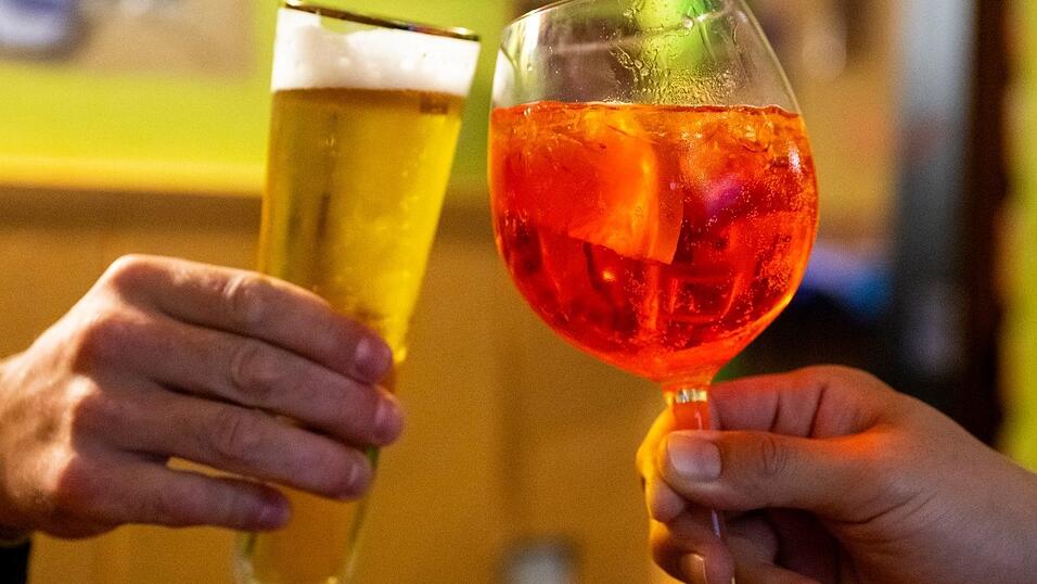 Aperol Spritz läuft vor allem bei Frauen anderen alkoholischen Getränken wie Bier den Rang ab. (Archivbild) Aperol Spritz läuft vor allem bei Frauen anderen alkoholischen Getränken wie Bier den Rang ab. (Archivbild)