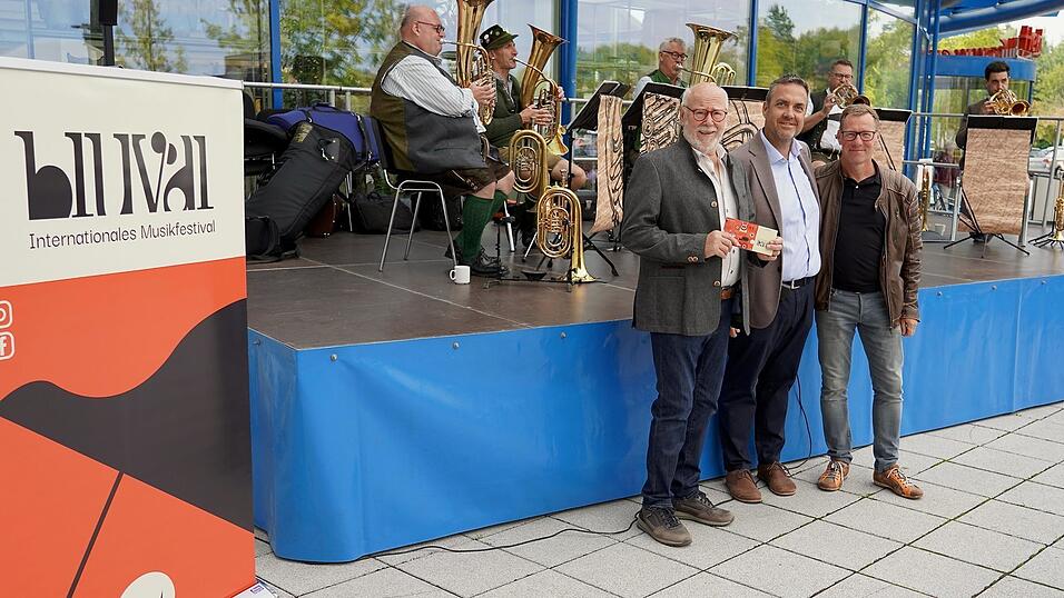 Der Auftakt zu Bluval 2026 bei M&ouml;bel Wanninger h&auml;tte sch&ouml;ner nicht sein k&ouml;nnen: Dar&uuml;ber freuten sich (vorne, von links) Karl Penzkofer, Franz Wanninger und Stefan Mutz mit den Musikern der Schlenkerer (hinten, von links) J&uuml;rgen Malterer, Fritz Winter, Frank Feulner, Christian H&ouml;cherl und Dominik Gl&ouml;bl.