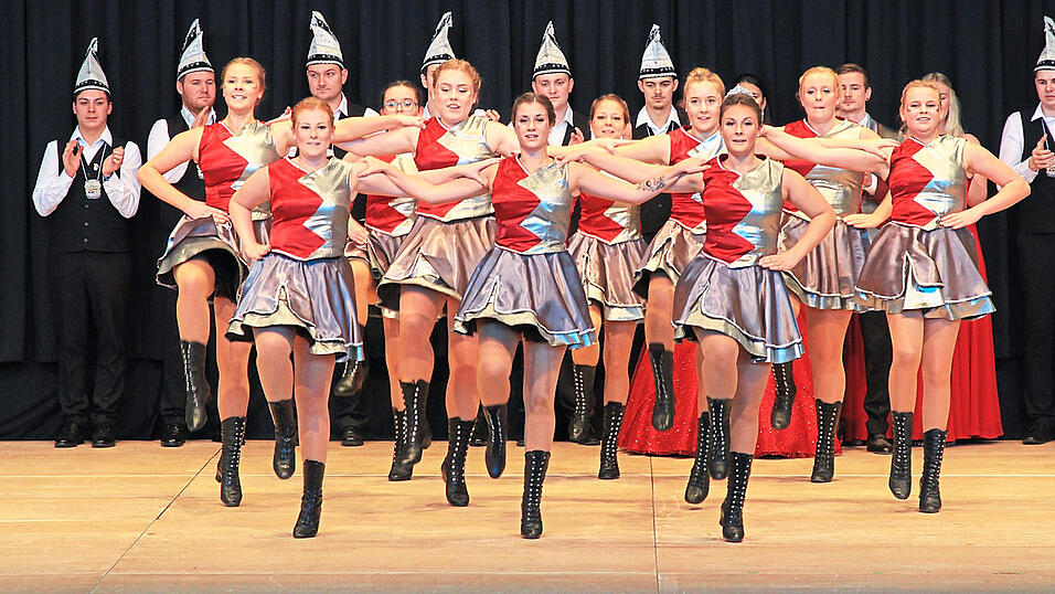 Als Gastgeber er&ouml;ffnete die Narrhalla Pfeffenhausen das Gardetreffen mit ihrem Auftritt.