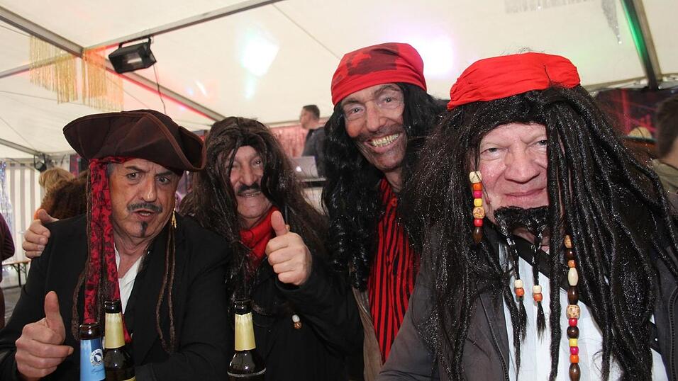 Viele Faschings-Fans haben sich am Samstag den Umzug in Langenbach angesehen. Viele Faschings-Fans haben sich am Samstag den Umzug in Langenbach angesehen.