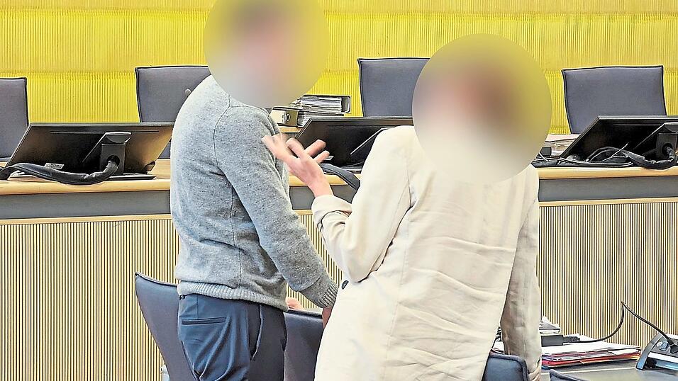 Bange Momente für den Angeklagten und seine als Prozessbeistand zugelassene Ehefrau: Das Landgericht Regensburg lehnte einen Antrag auf Freilassung aus der U-Haft schließlich ab. Bange Momente für den Angeklagten und seine als Prozessbeistand zugelassene Ehefrau: Das Landgericht Regensburg lehnte einen Antrag auf Freilassung aus der U-Haft schließlich ab.