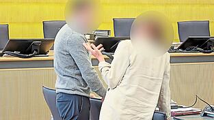 Bange Momente für den Angeklagten und seine als Prozessbeistand zugelassene Ehefrau: Das Landgericht Regensburg lehnte einen Antrag auf Freilassung aus der U-Haft schließlich ab.