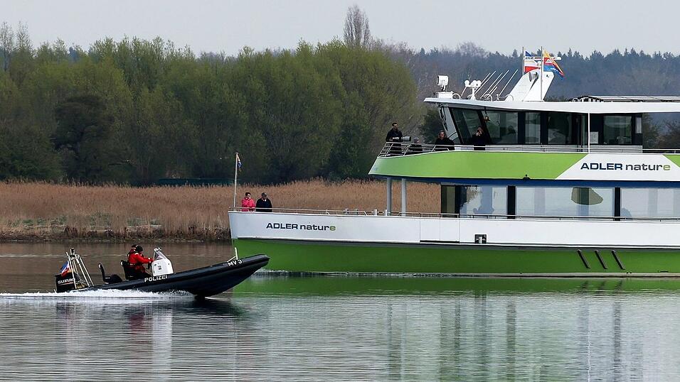 Die Wasserschutzpolizei begleitet teils ein Ausflugsschiff, von dem am Wochenende eine Frau gesprungen war. Die Polizei hatte sie in der N&auml;he des Wals aus dem Wasser geholt.