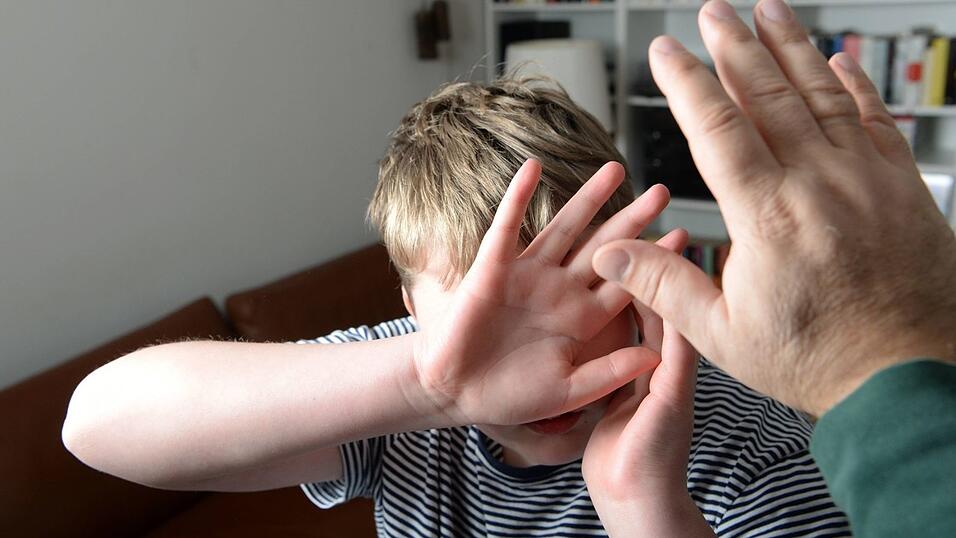 36,9 Prozent der Bayern halten eine Watschn für Kinder für unbedenklich. (Symbolbild) 36,9 Prozent der Bayern halten eine Watschn für Kinder für unbedenklich. (Symbolbild)