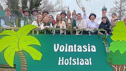 Der Hofstaat ist um Umzug am Sonntag mit einem Wagen vertreten. Aber vor dem H&ouml;hepunkt des Voina Faschings gab es diesmal eine umfangreiche Liste von Sicherheitsanforderungen zu erf&uuml;llen.