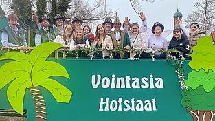 Der Hofstaat ist um Umzug am Sonntag mit einem Wagen vertreten. Aber vor dem Höhepunkt des Voina Faschings gab es diesmal eine umfangreiche Liste von Sicherheitsanforderungen zu erfüllen.