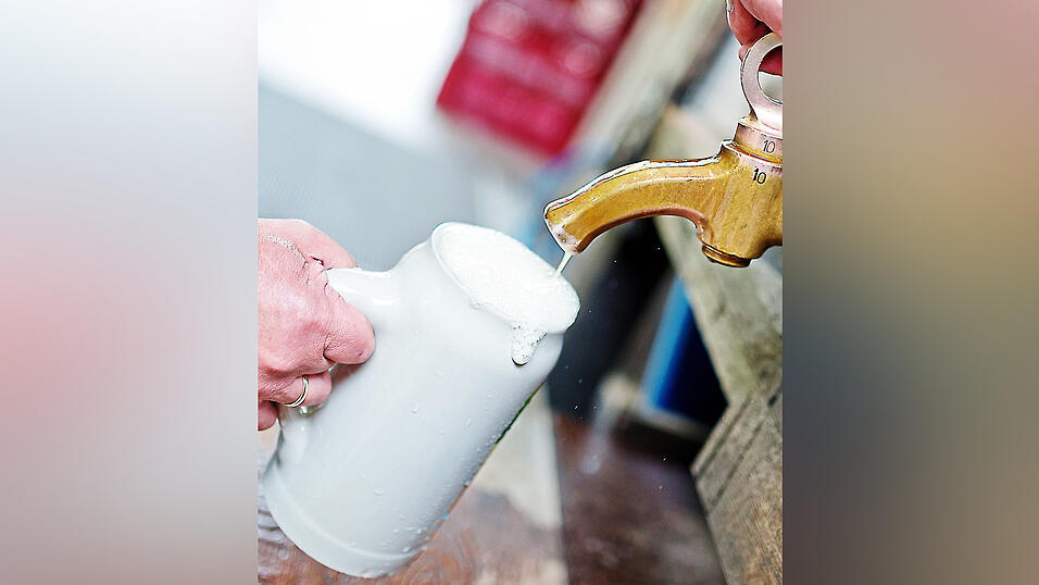 Ein Kellner f&uuml;llt einen Steinkrug, dem allerdings eines fehlt: Ein Motiv vom G&auml;ubodenvolksfest. F&auml;llt Ihnen eines ein? Bringen Sie es zu Papier und beteiligen sie sich am Wettbewerb, den die Festwirte ausgeschrieben haben.