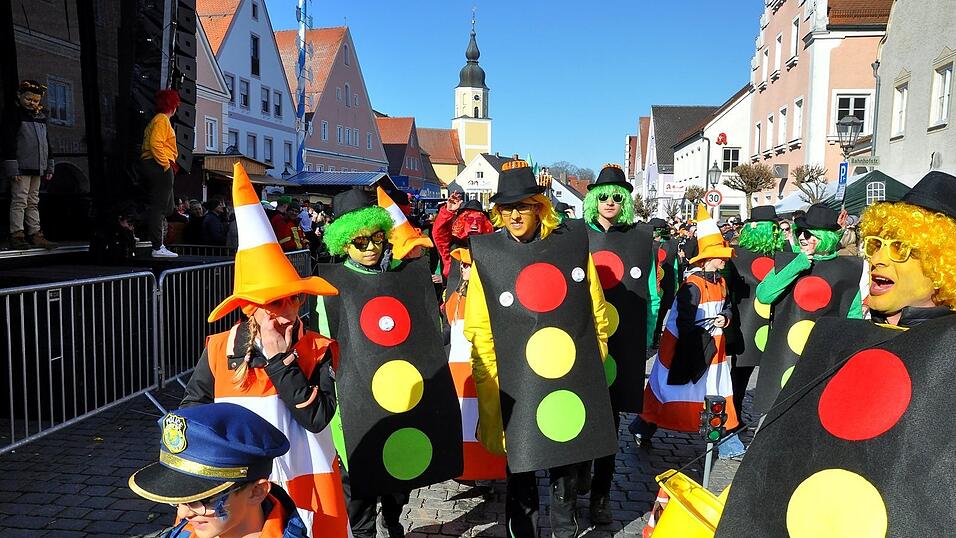 Bunt gemischt: Die Verkehrszeichen- und Ampeltruppe mit Teilnehmern aus Sandsbach, Herrngiersdorf, Schneidhart und Moos.