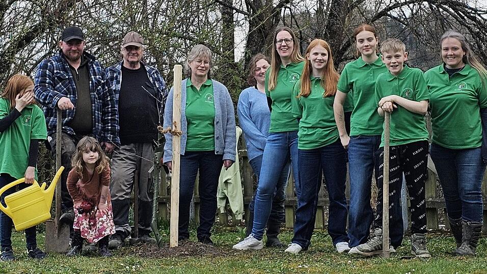 Der Obst- und Gartenbauverein Windberg sucht momentan nach einer Fläche, die er bewirtschaften darf - besonders für die Jugendlichen. Der Obst- und Gartenbauverein Windberg sucht momentan nach einer Fläche, die er bewirtschaften darf - besonders für die Jugendlichen.