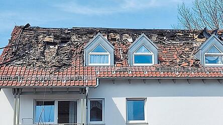 Das Dach des Mutter-Kind-Heims am Dienstagmittag, vier Tage nach dem Brand. Derzeit ist das Haus nicht bewohnbar. Es blieb aber bei einem Materialschaden, keiner der Bewohner wurde bei dem Brand verletzt.