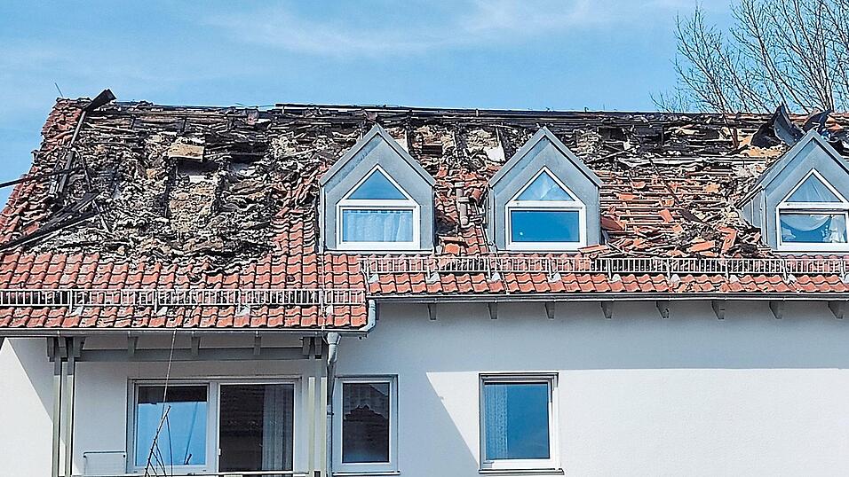 Das Dach des Mutter-Kind-Heims am Dienstagmittag, vier Tage nach dem Brand. Derzeit ist das Haus nicht bewohnbar. Es blieb aber bei einem Materialschaden, keiner der Bewohner wurde bei dem Brand verletzt.