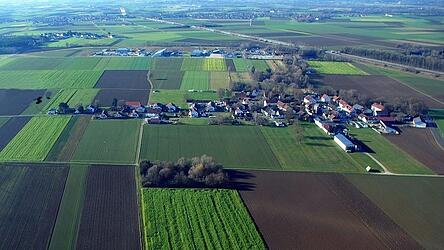 Der Ortsteil Thenn und dahinter das Gewerbegebiet. Ein Teil der Fl&auml;che dazwischen ist f&uuml;r die Erweiterung vorgesehen. (Arhivbild)