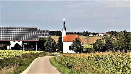 Die neugotische Theobaldkapelle in der Gemeinde Baierbach.