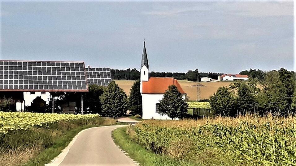 Die neugotische Theobaldkapelle in der Gemeinde Baierbach.