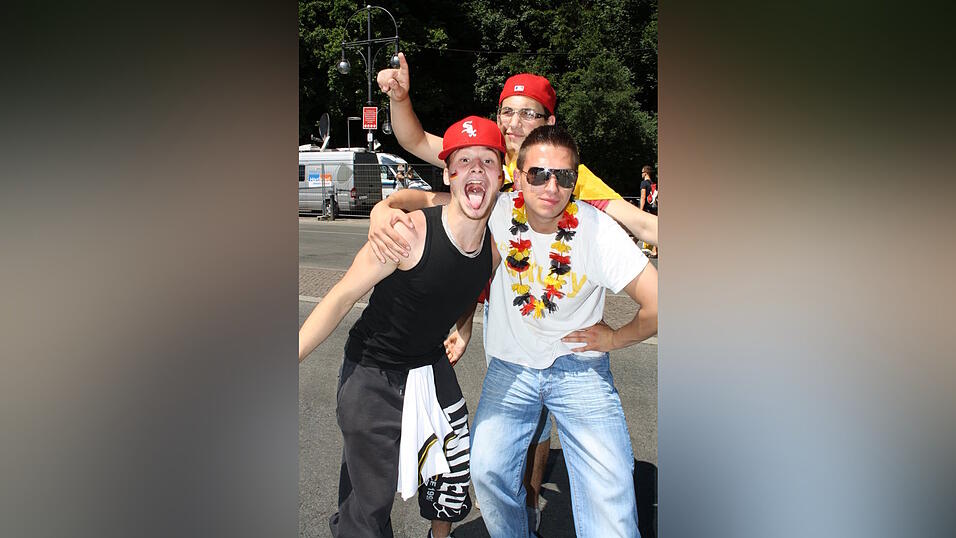 Christian Fertl war am Sonntag auf der Fanmeile in Berlin und erlebte dort das Achtelfinale gegen England auf Gro&szlig;leinwand.