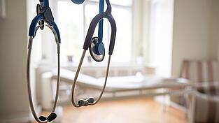 Offene Aggression und ein extrem forderndes Verhalten h&auml;tten in Arztpraxen deutlich zugenommen, sagt der Chef der Kassen&auml;rztlichen Bundesvereinigung. Im Landkreis scheint das kein Problem zu sein.