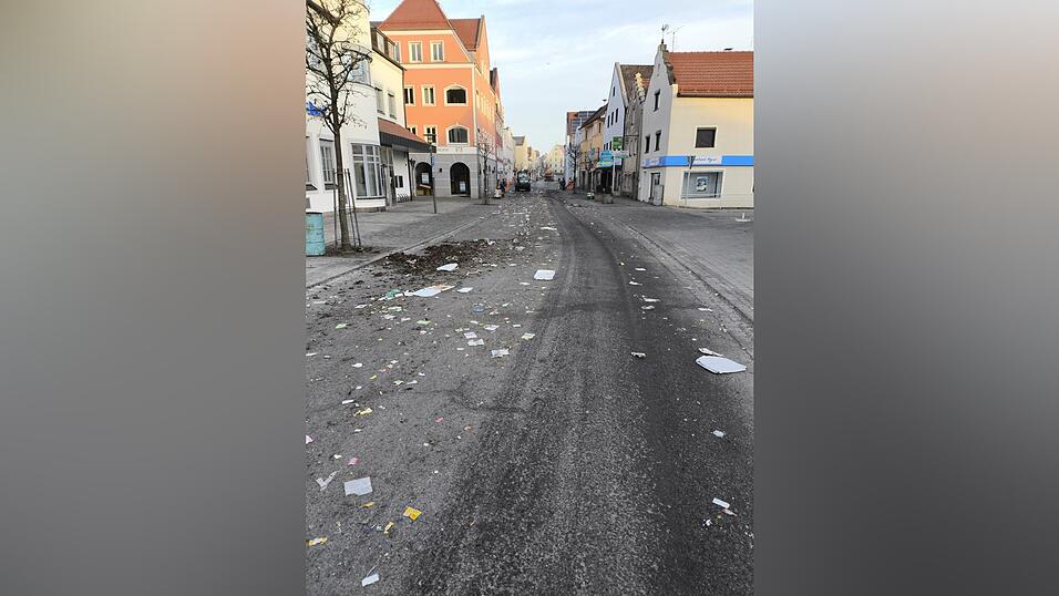 Nach dem Rosenmontag sah es bei weitem nicht so schlimm auf den Straßen aus wie in den Vorjahren. Nach dem Rosenmontag sah es bei weitem nicht so schlimm auf den Straßen aus wie in den Vorjahren.