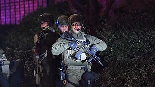 Nachbarn der Universität wurden aufgefordert, ihre Häuser nicht zu verlassen. Nachbarn der Universität wurden aufgefordert, ihre Häuser nicht zu verlassen.