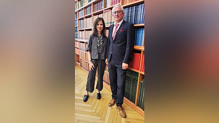 Beate Ehrt (links) und Georg Kimmerl in der Bibliothek im Amtsgericht.