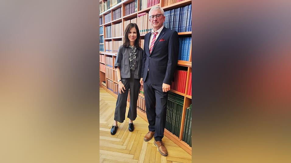 Beate Ehrt (links) und Georg Kimmerl in der Bibliothek im Amtsgericht.