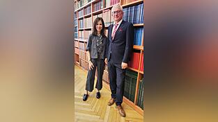Beate Ehrt (links) und Georg Kimmerl in der Bibliothek im Amtsgericht.