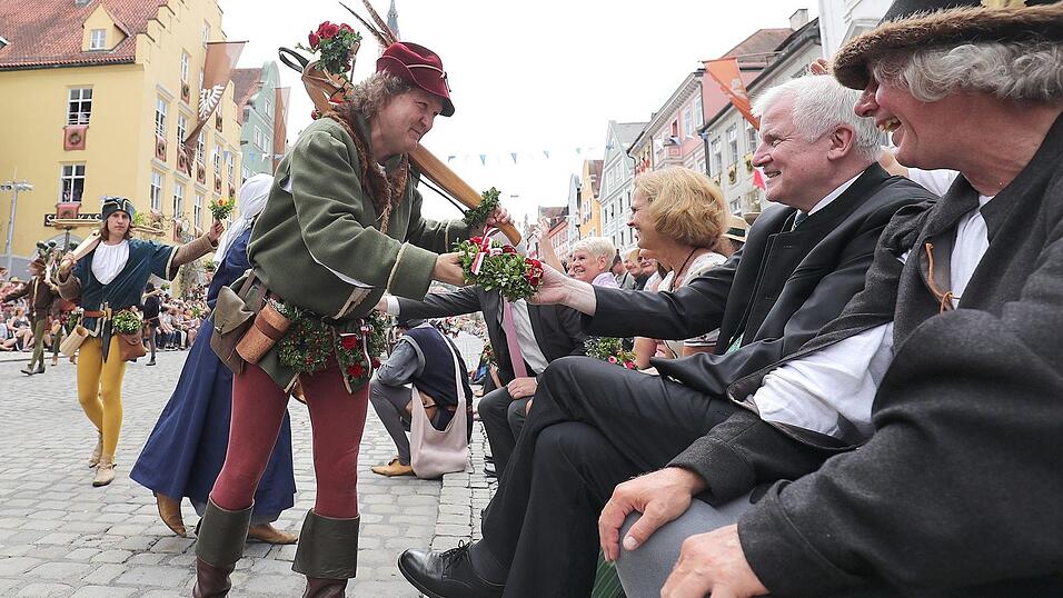 2017: Landtagsabgeordneter Helmut Radlmeier in Kostüm (li.) mit Horst Seehofer (2. v. re.) und Ernst Pöschl (re.), 1. Vorsitzender der Förderer. 2017: Landtagsabgeordneter Helmut Radlmeier in Kostüm (li.) mit Horst Seehofer (2. v. re.) und Ernst Pöschl (re.), 1. Vorsitzender der Förderer.