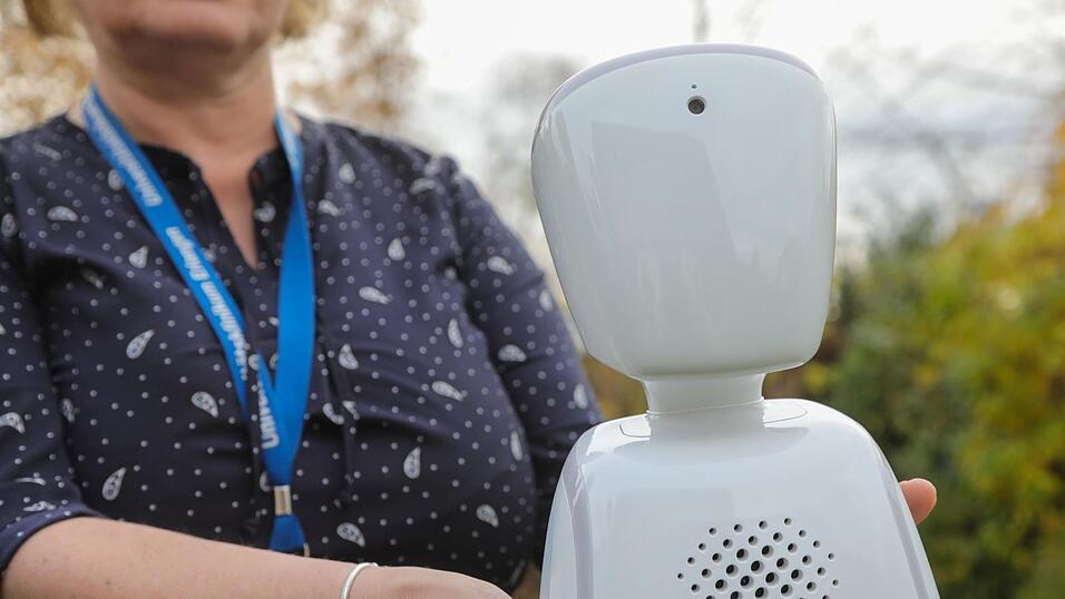 Der 'Schulroboter' ist eigentlich ein Avatar, der ein länger erkranktes Kind im Klassenzimmer vertritt, den Unterricht dort mitverfolgt und live zum Patienten überträgt. Der 'Schulroboter' ist eigentlich ein Avatar, der ein länger erkranktes Kind im Klassenzimmer vertritt, den Unterricht dort mitverfolgt und live zum Patienten überträgt.