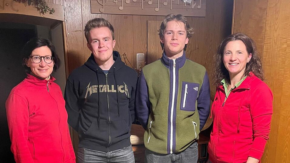 Die beiden Vorsitzenden Katrin Meindl (l.) und Eva Königsberger freuten sich, mit Max Graf und Benedikt Schneck zwei neue jugendliche Mitglieder in der Theatergruppe begrüßen zu können. Die beiden Vorsitzenden Katrin Meindl (l.) und Eva Königsberger freuten sich, mit Max Graf und Benedikt Schneck zwei neue jugendliche Mitglieder in der Theatergruppe begrüßen zu können.