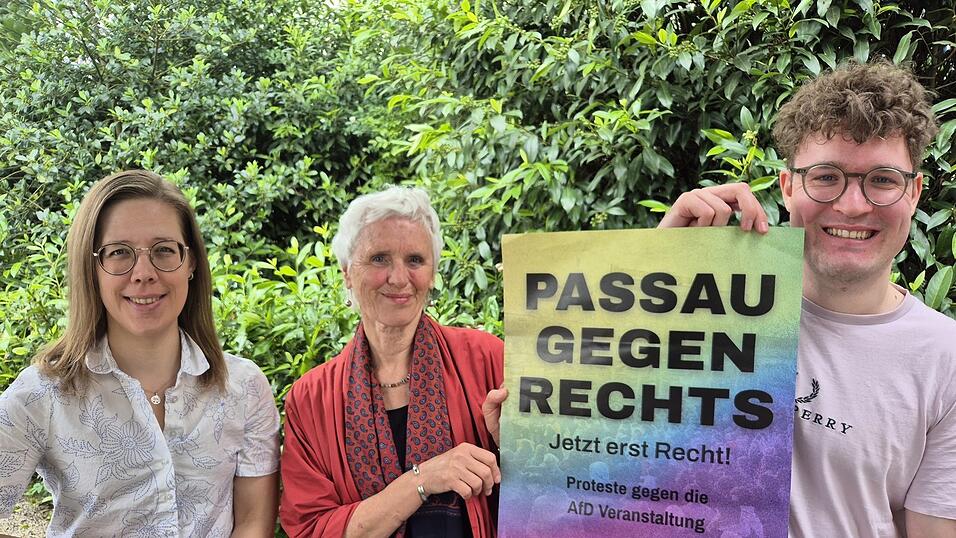 Katja Reitmaier (l.), Gertraude Reitberger und Jakob Hagenberg vom B&uuml;ndnis f&uuml;r Demokratie und Vielfalt Passau erwarten bis zu 5.000 Teilnehmer an den Demonstrationen gegen den AfD-Landesparteitag.