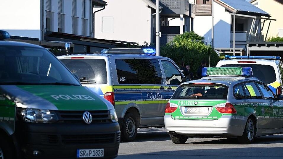 Ein Mann soll in Straßkirchen eine Frau bedroht haben. Die Polizei ist vor Ort. Ein Mann soll in Straßkirchen eine Frau bedroht haben. Die Polizei ist vor Ort.