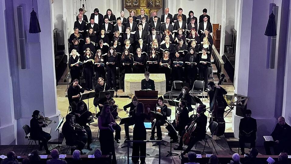 In Vilsbiburg und Altötting brachten die beiden Chöre und die Musiker Händels „Messiah“ zur Aufführung und erhielten dafür begeisterten Beifall. In Vilsbiburg und Altötting brachten die beiden Chöre und die Musiker Händels „Messiah“ zur Aufführung und erhielten dafür begeisterten Beifall.