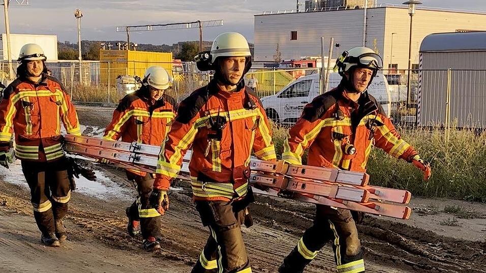 Die Einsatzkr&auml;fte &uuml;bten auch die Bergung vermisster Personen im neuen Landratsamt in Essenbach...
