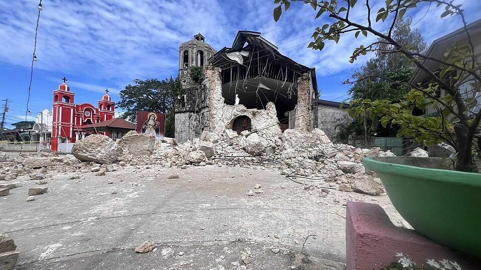 Auch Kirchen sind bei den Erdstößen eingestürzt. Auch Kirchen sind bei den Erdstößen eingestürzt.