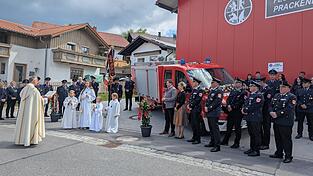 Pfarrer Werner Konrad segnete das neue Prackenbacher Feuerwehrhaus und das neue TSF der Freiwilligen Feuerwehr Prackenbach. Pfarrer Werner Konrad segnete das neue Prackenbacher Feuerwehrhaus und das neue TSF der Freiwilligen Feuerwehr Prackenbach.