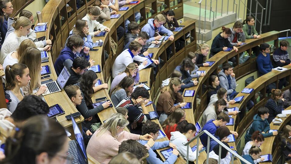 Studenten können sich freuen. Der Bafög-Satz wird voraussichtlich steigen. Um wie viel, das ist aber noch unklar. Studenten können sich freuen. Der Bafög-Satz wird voraussichtlich steigen. Um wie viel, das ist aber noch unklar.