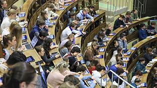 Studenten können sich freuen. Der BAföG-Satz wird voraussichtlich steigen. Um wie viel, das ist aber noch unklar. Studenten können sich freuen. Der BAföG-Satz wird voraussichtlich steigen. Um wie viel, das ist aber noch unklar.