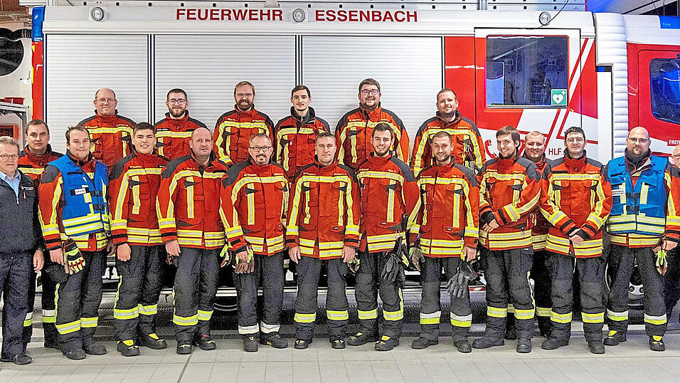 Insgesamt 18 Feuerwehrkameraden legten die Prüfung in den Stufen 1 und 2 ab. Insgesamt 18 Feuerwehrkameraden legten die Prüfung in den Stufen 1 und 2 ab.
