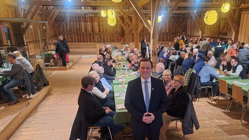 B&uuml;rgermeister Stefan Achatz hat zur B&uuml;rgerversammlung in den Stadl des Wildberghofs eingeladen.