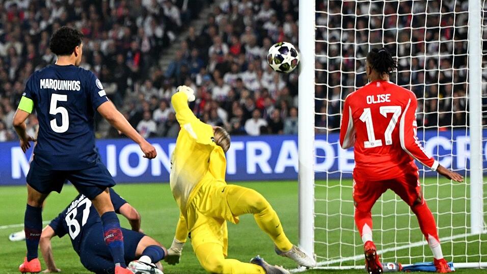 Nach einem Supersolo von Bayerns Michael Olise (r) landet der Ball am Pfosten.
