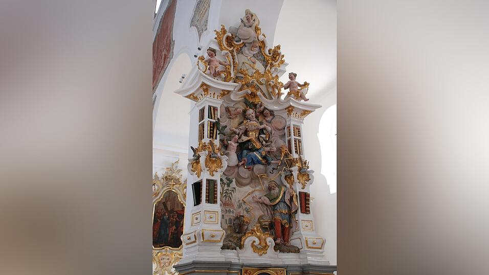 Ein Altar mit „Bücherregalen“ Ein Altar mit „Bücherregalen“