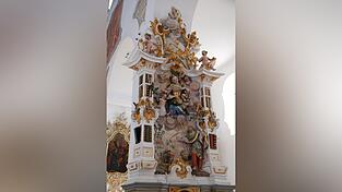 Ein Altar mit &bdquo;B&uuml;cherregalen&ldquo;