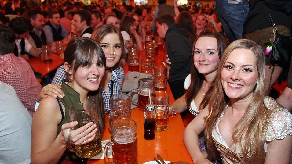 Die Fr&uuml;hjahrsdult 2017 in Landshut neigt sich dem Ende entgegen. Grund genug, noch einmal richtig in den Bierzelten zu feiern - abgerundet vom traditionellen Feuerwerk.