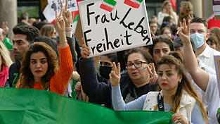 „Frau, Leben, Freiheit“, das rufen die Protestierenden im Iran – und viele in Deutschland, die sich solidarisch mit ihnen zeigen. 