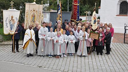 Der Festverein mit den Fahnenabordnungen der Nachbar- und Ortsvereine mit dem Kirchendienst und Pfarrvikar Cleetus Unnikunnel.