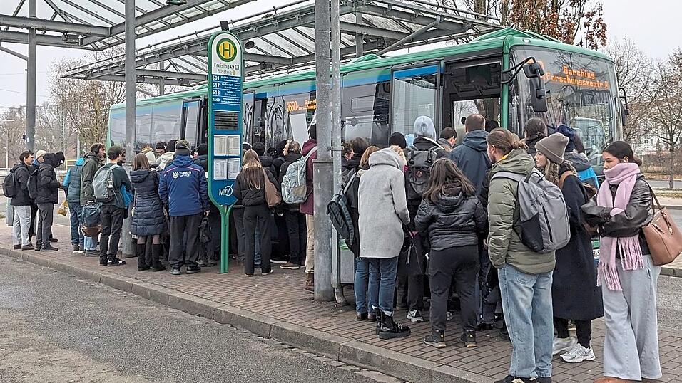 Der Bus X660 in Richtung Forschungszentrum Garching um 8.54 Uhr. Nicht alle Wartenden bekommen einen Platz.