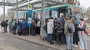 Der Bus X660 in Richtung Forschungszentrum Garching um 8.54 Uhr. Nicht alle Wartenden bekommen einen Platz.