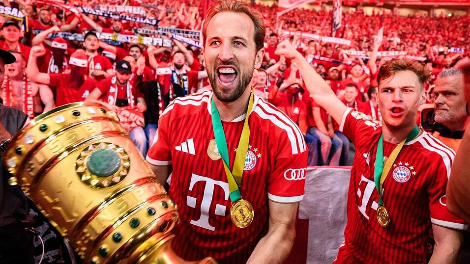 Harry Kane jubelt mit dem DFB-Pokal. Harry Kane jubelt mit dem DFB-Pokal.