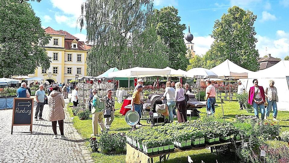 Das Köferinger Wasserschloss bot den Rahmen für die Ausstellung Gartenlust. Das Köferinger Wasserschloss bot den Rahmen für die Ausstellung Gartenlust.
